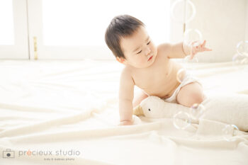 あひるのぬいぐるみと一緒に1歳のお誕生日写真撮影 おむつベビーフォト
