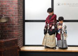 兄弟で七五三の記念写真撮影 羽織袴でかっこよくポーズ