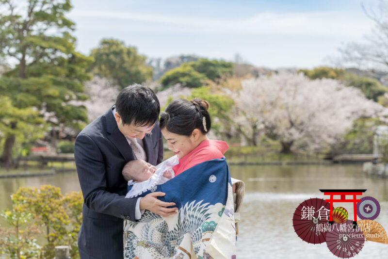 鎌倉鶴岡八幡宮にお宮参り 出張撮影 着物姿で男の子を抱っこするママ