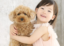 愛犬と一緒にお誕生日記念写真撮影の女の子