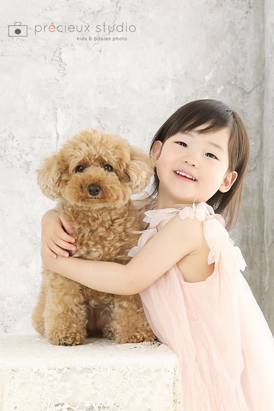 愛犬と一緒にお誕生日記念写真撮影の女の子