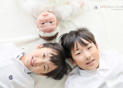 兄弟とお宮参りの記念写真撮影