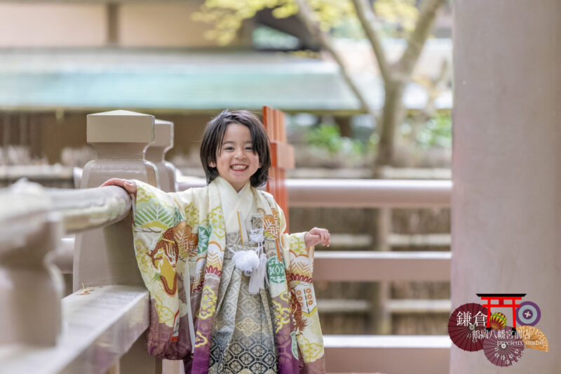 神社で七五三参り 薄緑の羽織袴の男の子