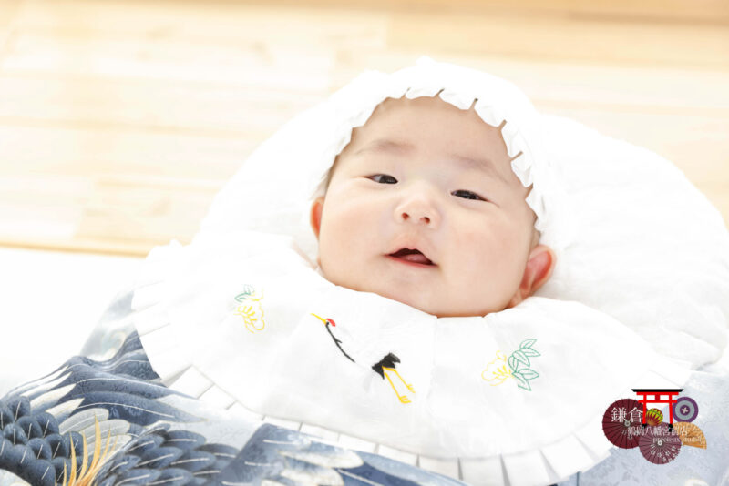 男の子のお宮参りの記念写真撮影 青い祝い着に大黒帽子・よだれかけの赤ちゃん