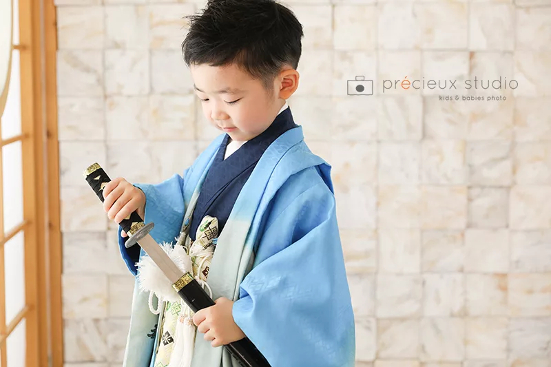 水色の羽織袴で刀を構えてポーズの男の子 5歳の七五三記念写真撮影