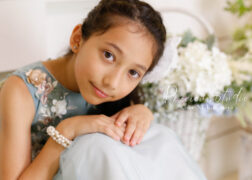 10歳の二分の一成人式記念写真 ブルーグリーンのワンピースで大人っぽくスタジオ撮影