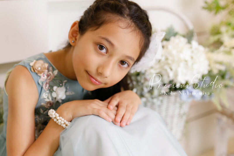 10歳の二分の一成人式記念写真 ブルーグリーンのワンピースで大人っぽくスタジオ撮影