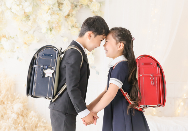 兄妹で進学・入学記念写真 ランドセル姿でポーズ