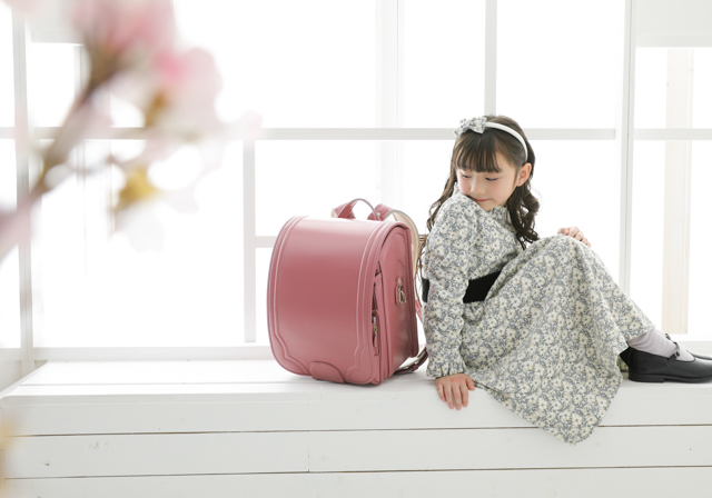 ピンクのランドセルと一緒に プレシュスタジオの入学記念写真