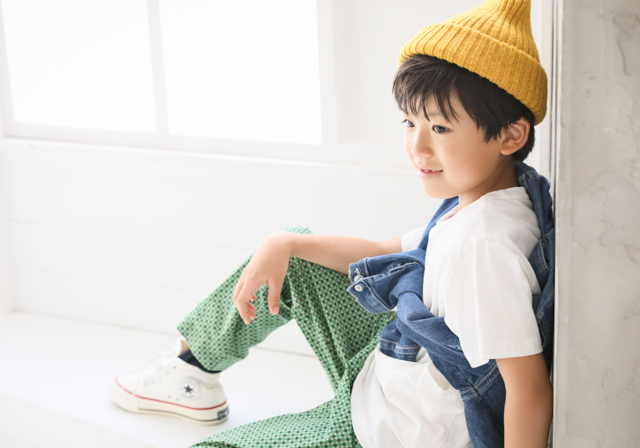 カジュアルな子供服でお誕生日記念写真撮影 プレシュスタジオのバースデーフォト