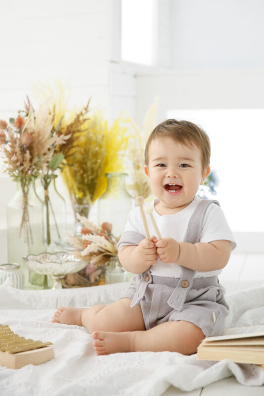 明るい撮影セットでブーケと一緒に1歳のお誕生日記念写真撮影 プレシュスタジオのバースデーフォト