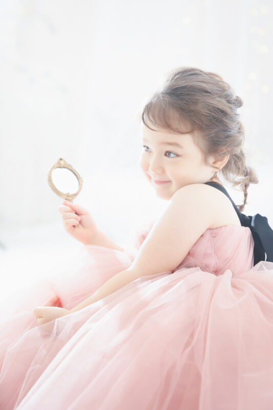 ピンクのプリンセスドレスでお誕生日記念写真撮影 プレシュスタジオのバースデーフォト