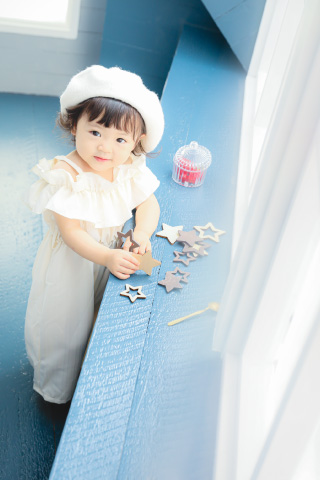 白いワンピースが映えるブルーのセットでお誕生日記念写真撮影 プレシュスタジオのバースデーフォト