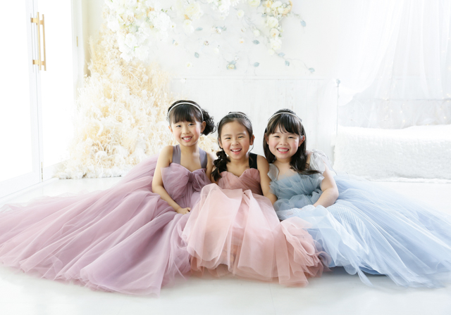 お友達3人でプリンセスドレスを着て合同ポートレート撮影
