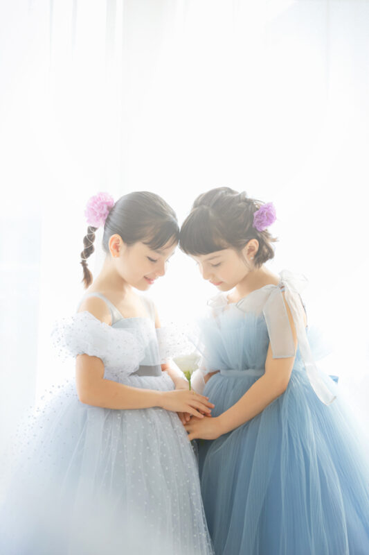 仲良しの2人で色違いのドレスを着て記念写真撮影