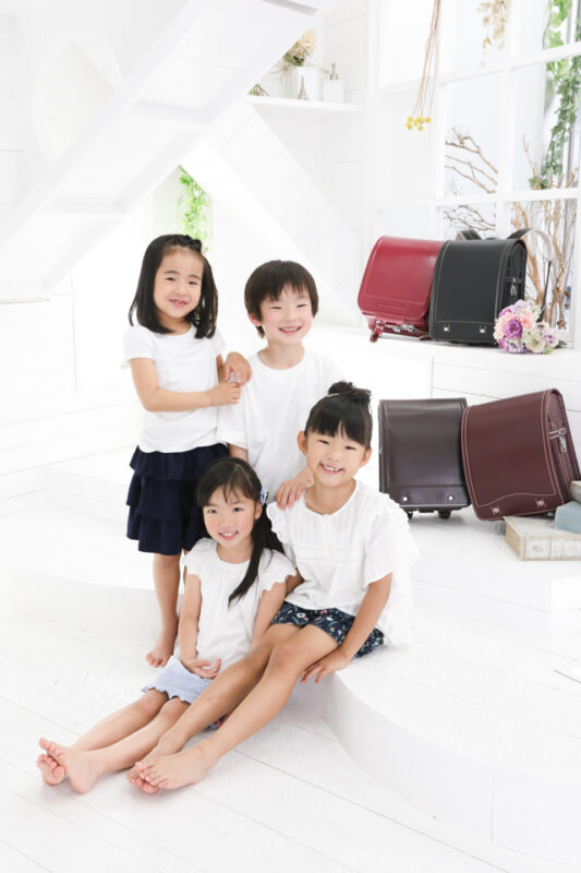 お友達4人で入学記念写真撮影 ピカピカのランドセルと一緒に