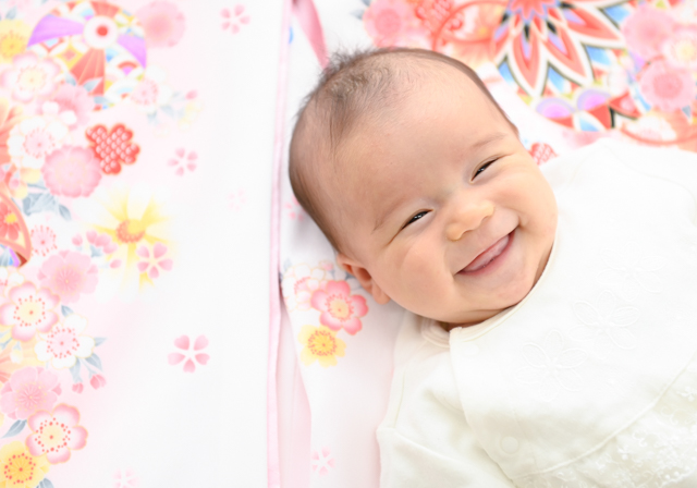にこにこ笑顔で華やかな着物・祝い着と一緒に初節句記念写真撮影