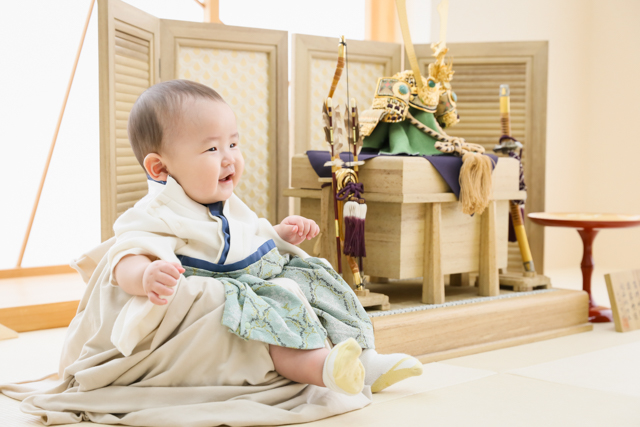 新しい兜・刀飾りと一緒に初節句の記念写真撮影 はじめてのこどもの日記念フォト
