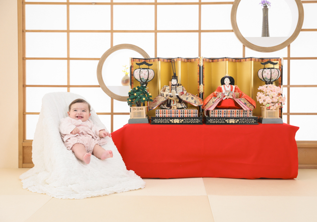 お持ち込みの新しいひな人形と一緒に初節句記念写真撮影 ひな祭り記念フォトで笑顔の女の子