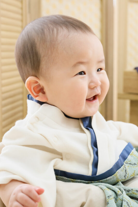 和風ベビー服で初節句記念撮影の男の子