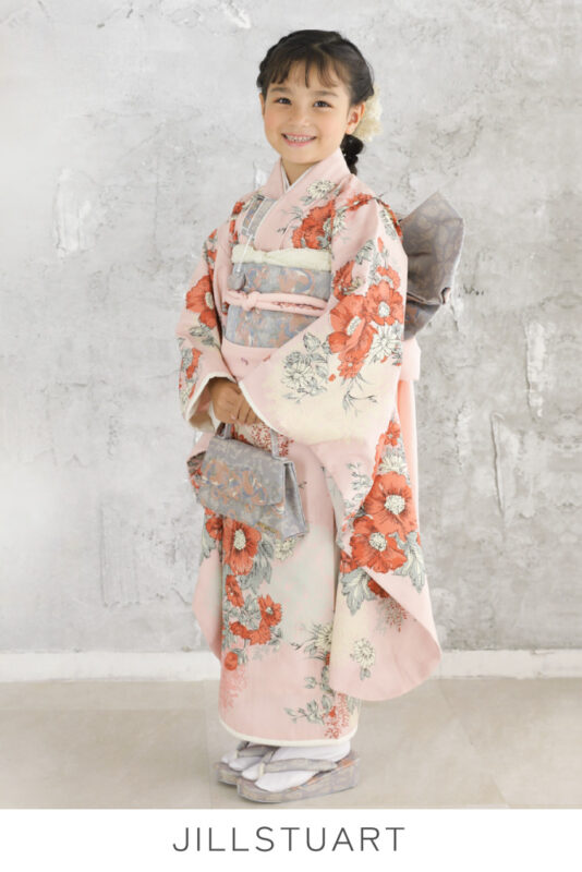 プレシュスタジオのレンタル着物 JILL STUART 淡いくすみピンクにポピー・椿の花柄のモダンな着物＋グレーの帯 7歳の女の子の七五三向け