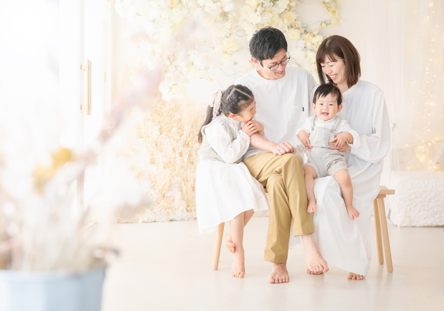 家族4人で記念写真撮影 色合わせのリンクコーデで