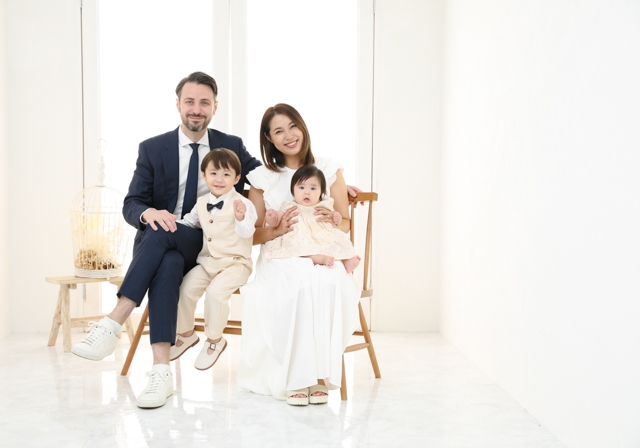 4人でドレスアップして家族写真撮影