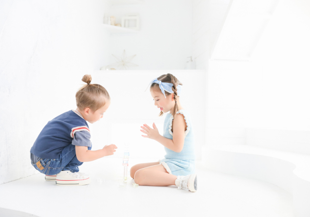 おしゃれな子供服でナチュラルに記念写真撮影 子供の成長記録ポートレート