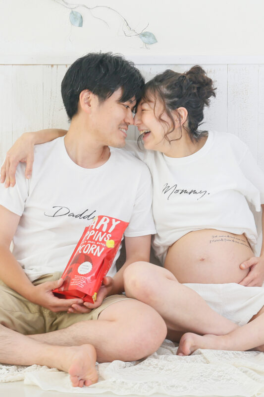プレシュスタジオ撮影 夫婦でマタニティフォト お揃いのTシャツでリンクコーデ