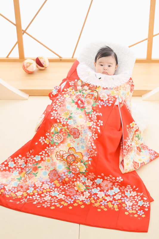 女の子のお宮参りの記念写真撮影 伝統的な赤い祝い着･掛け着で和室スタジオセット