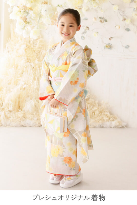 プレシュスタジオのレンタル着物 プレシュスタジオオリジナル着物 白とオレンジと黄色の明るい花柄着物 7歳の女の子の七五三向け