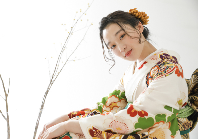 振袖柄が印象的な横顔ポーズ プレシュスタジオの成人式記念写真