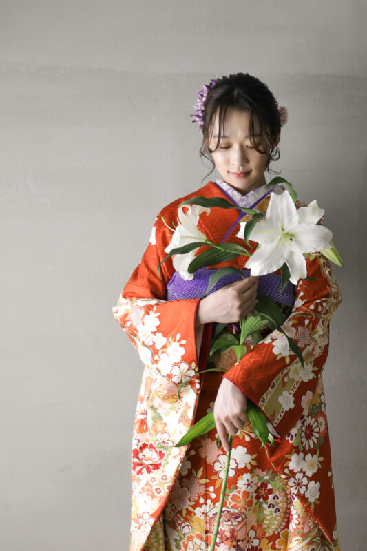 赤いレトロな振袖と大きな百合の花で前撮り プレシュスタジオの成人式記念写真