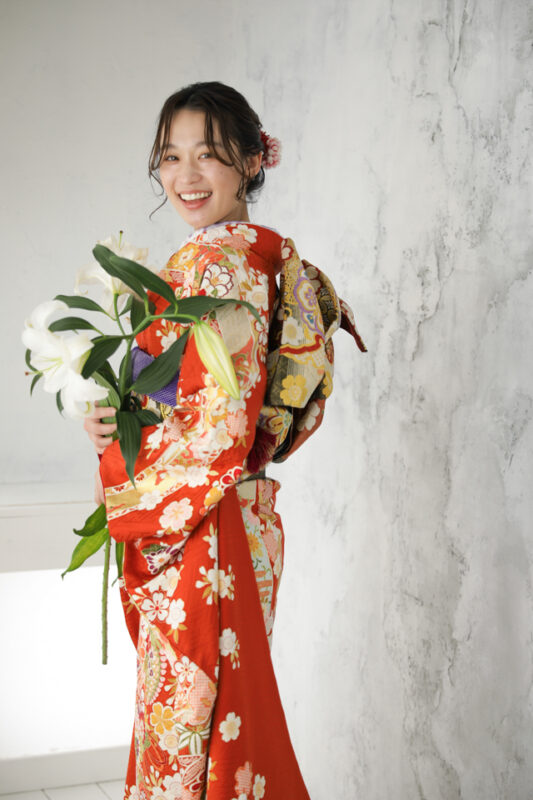 赤い振袖に生花ブーケが映える前撮りフォト プレシュスタジオの成人式記念写真