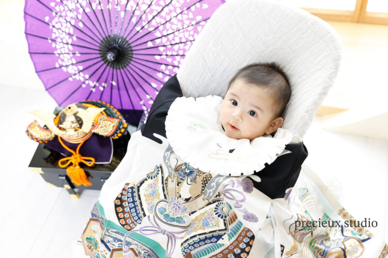 男の子のお宮参り&初節句記念写真撮影 ベージュの祝い着と兜と一緒に