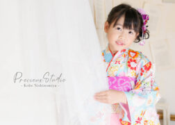 明るい花柄の着物で七五三の記念写真撮影