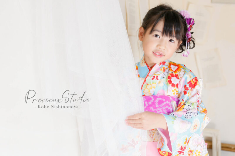 明るい花柄の着物で七五三の記念写真撮影