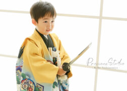 山吹色の羽織袴で刀を構えてポーズの男の子 七五三記念写真撮影