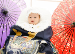 男の子のお宮参り記念写真撮影 番傘をバックに兜と鞠の祝い着で正装