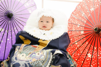 男の子のお宮参り記念写真撮影 番傘をバックに兜と鞠の祝い着で正装