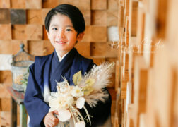 青い羽織袴で七五三記念写真撮影 ドライフラワーのブーケと一緒に