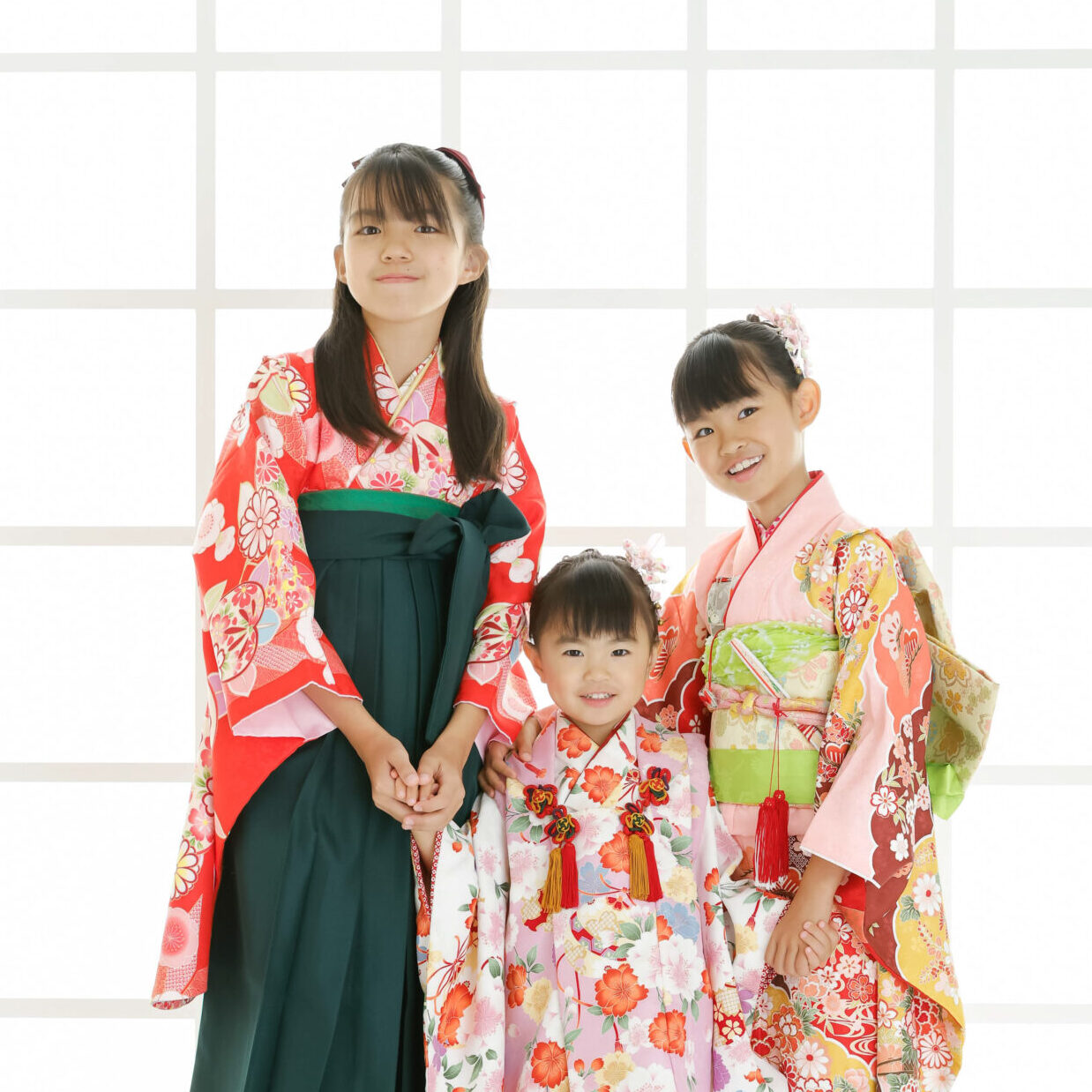 七五三記念写真撮影＊仲良し三姉妹でお着物を着てポーズ👘 ｜店舗