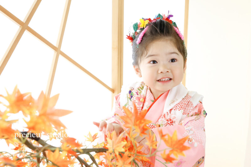 和室セットで七五三の記念写真撮影 ピンクの着物の3歳の女の子