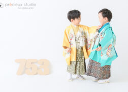 双子の兄弟で七五三記念写真撮影 3歳の男の子 黄色と水色の羽織袴