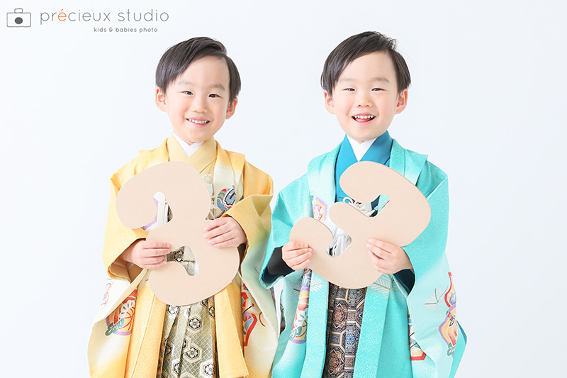 双子の兄弟で七五三記念写真撮影 3歳の男の子 黄色と水色の羽織袴