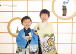 兄弟で笑顔の七五三記念写真撮影 和装でにこにこ 青と緑の羽織袴で和室撮影