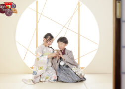 姉弟で七五三の記念写真撮影 和室セットで正座ポーズ