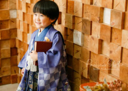 モダンなブルーの羽織袴で七五三記念写真撮影の男の子