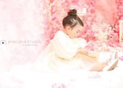 桜がいっぱいのセットで記念写真撮影 プレシュスタジオ