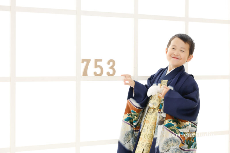 藍色の羽織袴で5歳の七五三記念写真撮影